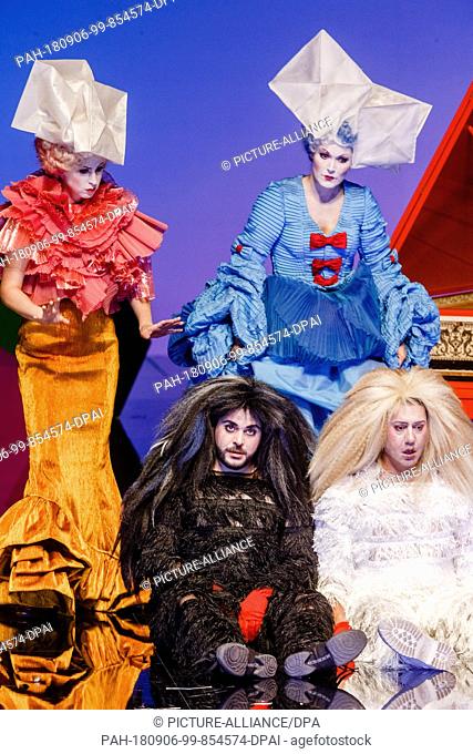 03.09.2018, Hamburg: The singers Ida Aldrian (l-r) as Dorabella, Kartal Karagedik as Guglielmo, Maria Bengtsson as Fiordiligi and Dovlet Nurgeldiyev as Ferrando