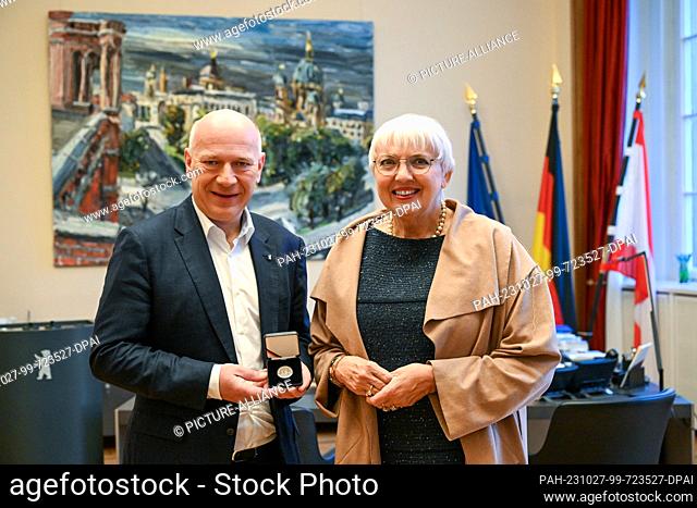 27 October 2023, Berlin: Kai Wegner (l, CDU), Governing Mayor of Berlin, and Claudia Roth (Bündnis 90/Die Grünen), Federal Government Commissioner for Culture...