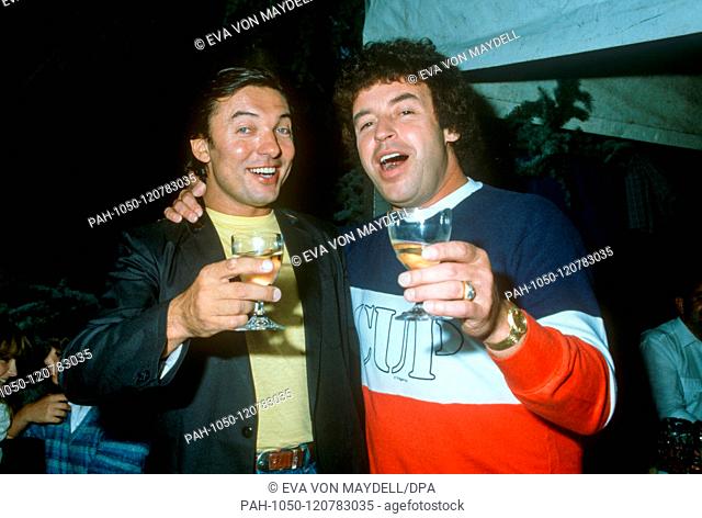 Karel Gott (l) sings a song at a party in August 1982 with host Tony Marshall (r). Karel Gott was born on 14 July 1939 in Pilsen (Czechoslovakia)
