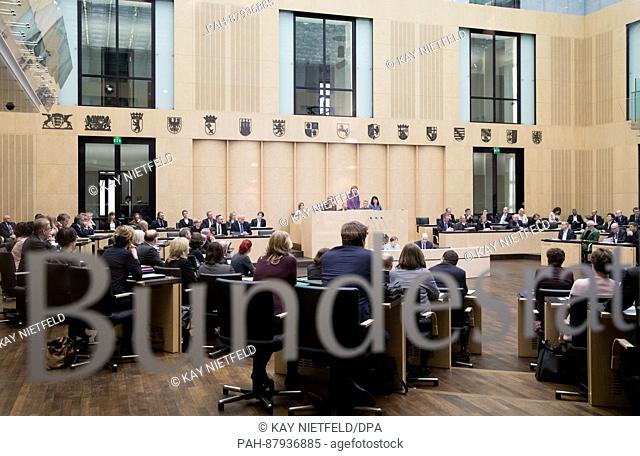 ARCHIV - Die Bundesratspräsidentin Malu Dreyer (SPD, M) eröffnet am 16.12.2016 in Berlin eine Sitzung des Bundesrates. Für seine erste Sitzung in 2017 hat sich...