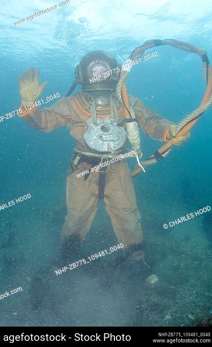 Hardhat diver  Date: 20/11/2003  Ref: ZB775-109481-0040  COMPULSORY CREDIT: Oceans Image/Photoshot