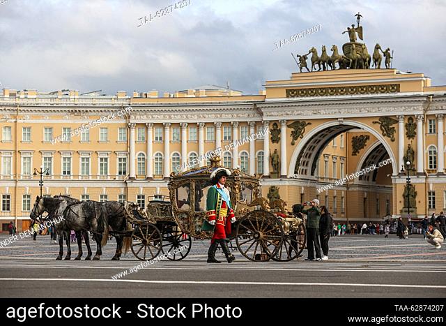 RUSSIA, ST PETERSBURG - OCTOBER 1, 2023: A horse and carriage are seen on Palace Square. Alexander Demianchuk/TASS