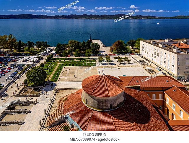Croatia, Dalmatia, Zadar, Zeleni Trg city square, Roman Forum with round church Sveti Donat, view from the bell tower of the cathedral Sveta Stosija