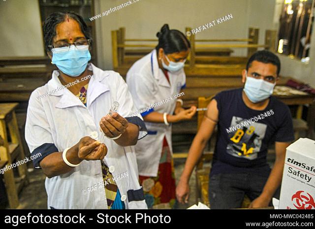 Sylhet, Bangladesh. 28th September 2021. A health worker preparing a dose of the Sinopharm COVID-19 Vaccine at a vaccination center in Chiknagul