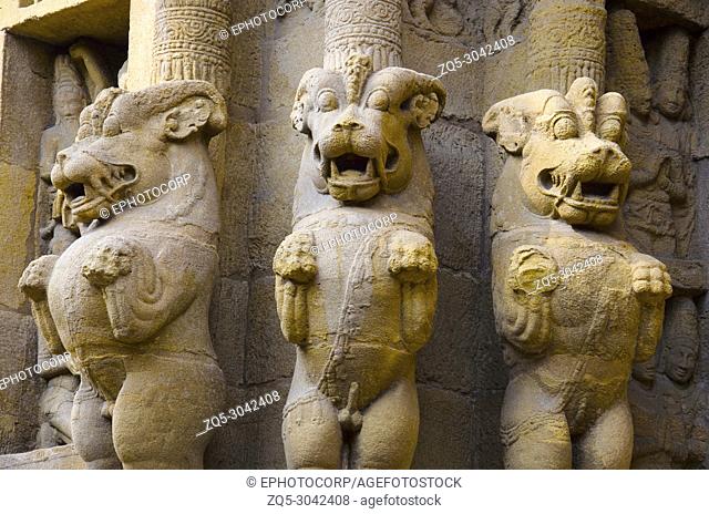 Typical design of pillar with multi-directional mythical lions on the outer wall of the kanchi Kailasanathar temple, Kanchipuram, Tamil Nadu, India