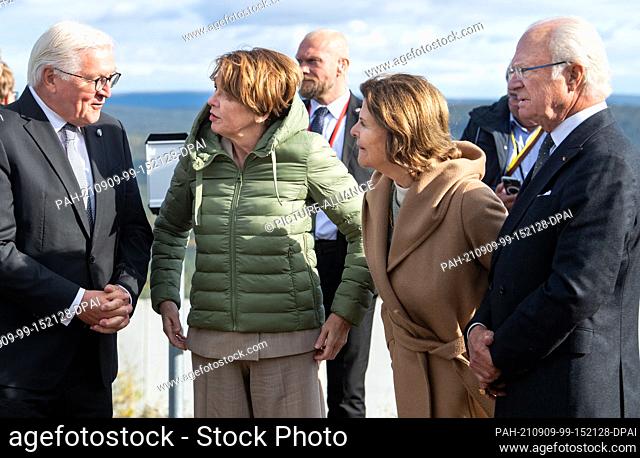 09 September 2021, Sweden, Kiruna: Federal President Frank-Walter Steinmeier (l) and his wife Elke Büdenbender (2nd from left) chat with King Carl XVI Gustaf...