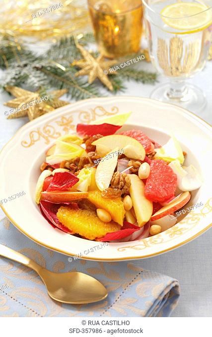 Citrus fruit salad with chicory, apple and nuts