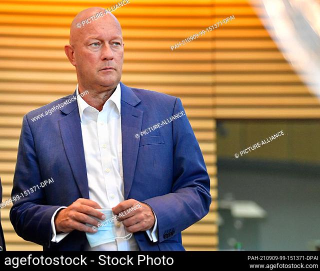 09 September 2021, Thuringia, Erfurt: Thomas Kemmerich, FDP member of parliament and former prime minister of Thuringia, stands in the plenary hall of the...