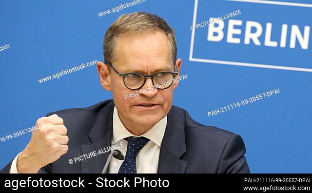 16 November 2021, Berlin: Michael Müller (SPD), governing mayor, answers questions from journalists after the meeting of the Berlin Senate in the Rotes Rathaus