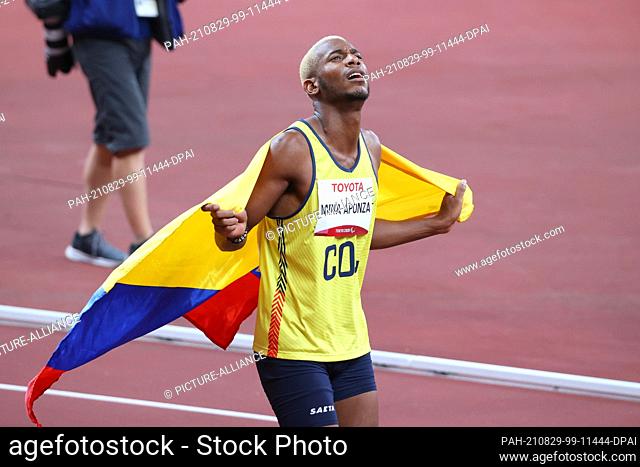 29 August 2021, Japan, Tokio: Paralympics: Athletics, men's 100m final, at the Olympic Stadium. Jean Carlos Mina Aponza from Colombia is happy about his bronze...