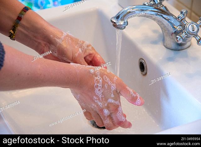 washing hands as protection against infection by corona