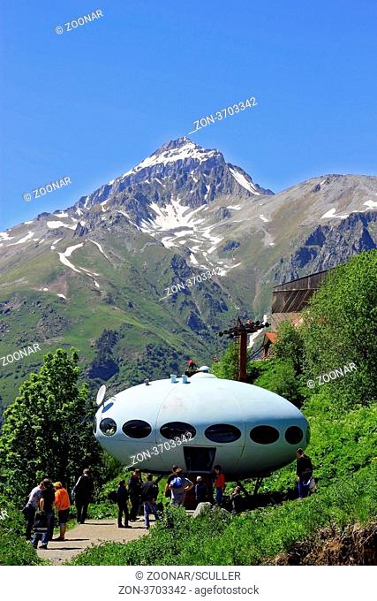 People around UFO that landing between caucasus mo
