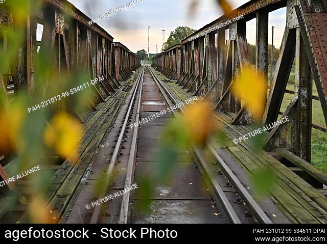 11 October 2023, Brandenburg, Forst: A railroad bridge over the Neisse River, the German-Polish border in Forst (Lausitz)