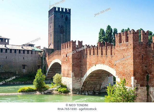 Ponte Scaligero, bridge outside Castelvecchio fortress, River Adige, Verona, UNESCO World Heritage Site, Veneto, Italy, Europe