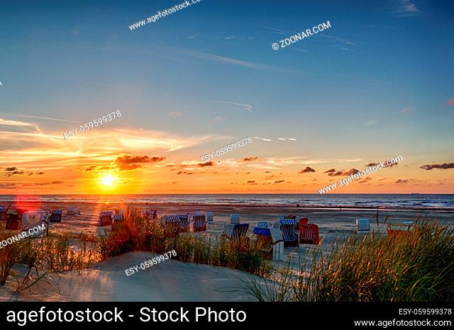 Sonnenuntergang am Strand auf der ostfriesischen Nordseeinsel Juist in Deutschland, Europa. Sunset on the beach of the north sea island Juist in East Frisia