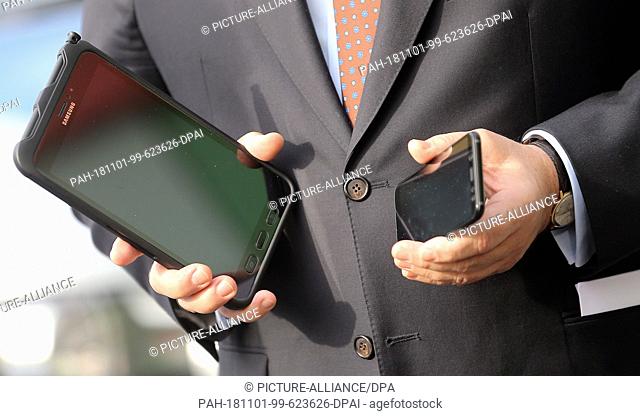 01 November 2018, Berlin: Andreas Geisel (SPD), Senator of the Interior of Berlin, presents new tablets and smartphones for the Berlin police