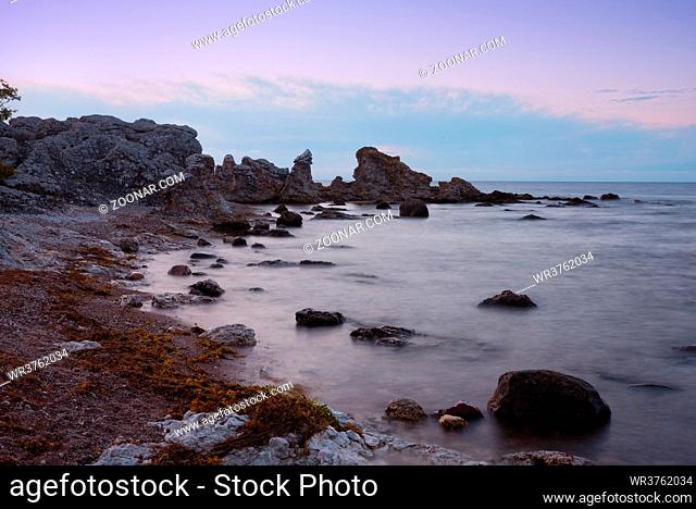 Die Felsenküste von Folhammar auf der Insel Gotland mit den charakteristischen Raukar (Kalksteinfelsen) im Morgenlicht. Langzeitbelichtung