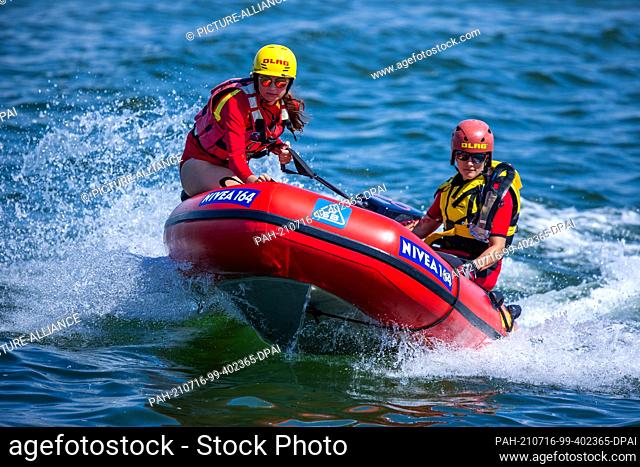 15 July 2021, Mecklenburg-Western Pomerania, Prerow: Lifeguards Jasmin Luciani (r) and Pauline Geipel from the DLRG water rescue team sail across the Baltic Sea...