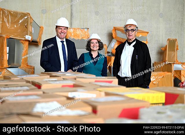 23 September 2022, North Rhine-Westphalia, Duesseldorf: Stephan Keller, mayor of the state capital Düsseldorf (CDU), Antonietta Zeoli principal at the Wim...