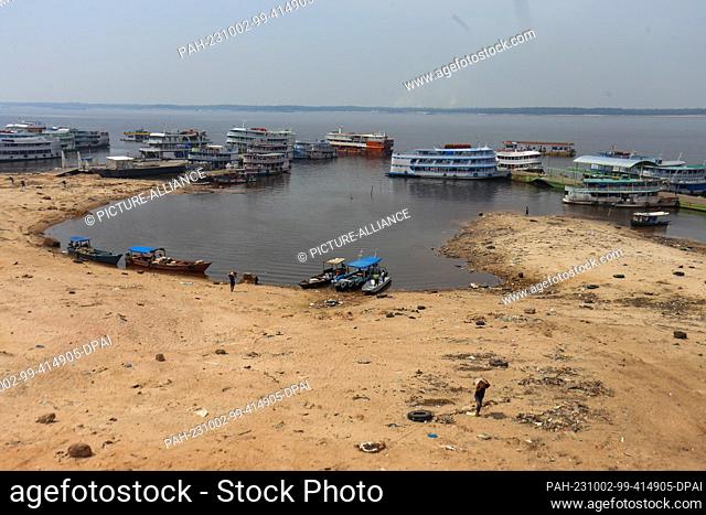 01 October 2023, Brazil, Manaus: A view of the port of Manaus shows the dry conditions. Amazonas is in a state of emergency due to the severe drought in the...