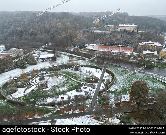 21 November 2022, Thuringia, Gera: Little snow can be seen in the Hofwiesenpark with games oval as well as Osterstein Castle