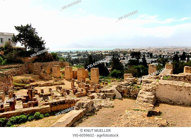 Karthago. Quartier Punique auf dem Byrsa-Hügel mit Blick auf das moderne Karthago, den punischen Hafen La Goulette nach Tunis und auf das Mittelmeer