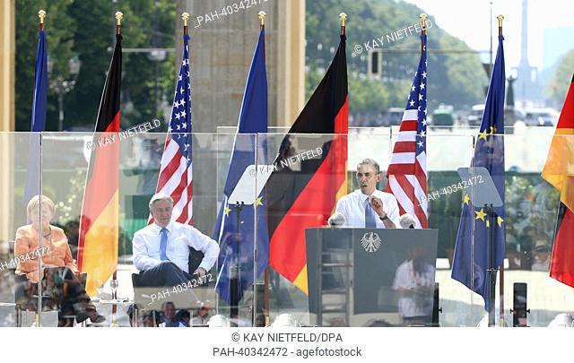 US President Barack Obama (R) stands next to German Chancellor Angela Merkel (CDU) and Mayor of Berlin Klaus Wowereit (SPD) as he delivers a speech to invited...