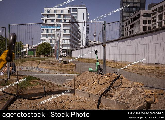 25 July 2022, Berlin: A construction site on the East Side Gallery is fenced off. Work on the ""New Open-Air Exhibition on the East Side"" is expected to...