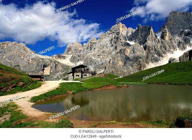 Pale di S. Martino, Dolomiti, Italy, la baita Segantini e il laghetto