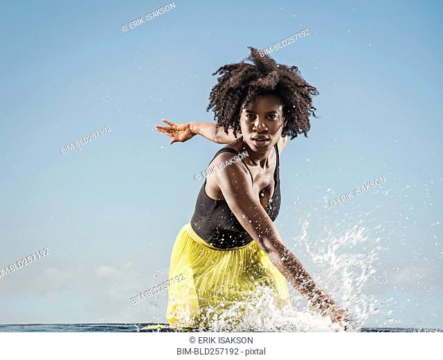 Mujer negra chapoteando en el agua