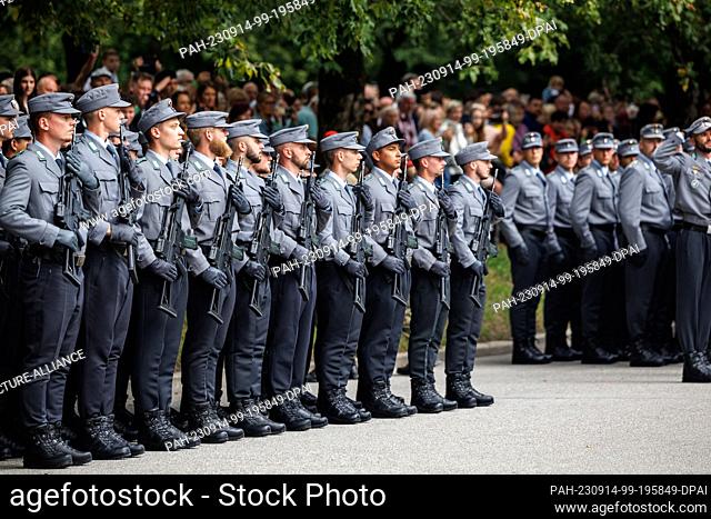 14 September 2023, Bavaria, Munich: Soldiers of the honor train accompany a ceremonial pledge of about 180 recruits of the mountain infantry battalions 232 and...