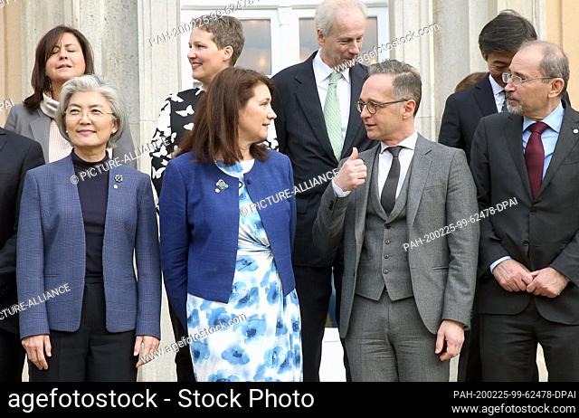 25 February 2020, Berlin: Heiko Maas (SPD, 2nd from right), Foreign Minister of Germany, together with Ann Linde (2nd from left), Foreign Minister of Sweden