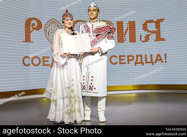 RUSSIA, MOSCOW - DECEMBRE 1, 2023: Newly-weds Anastasia Mochalova y Maxim Gorsky se ve durante una ceremonia de boda según las tradiciones de la República de...
