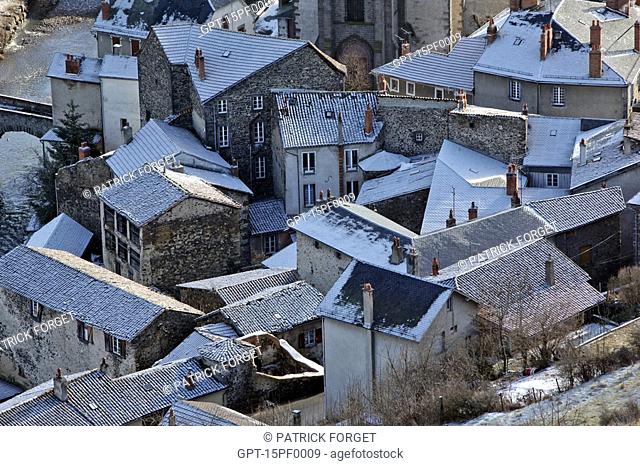 THE SNOW-COVERED ROOFS OF THE LOW TOWN OF SAINT-FLOUR, CANTAL 15, AUVERGNE, FRANCE