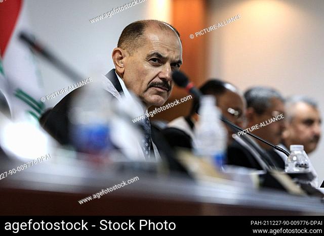 27 December 2021, Iraq, Baghdad: Judge Jassim Mohamed (L), chief of the Iraqi Federal Supreme Court, attends a session held to announce the rejection of the...