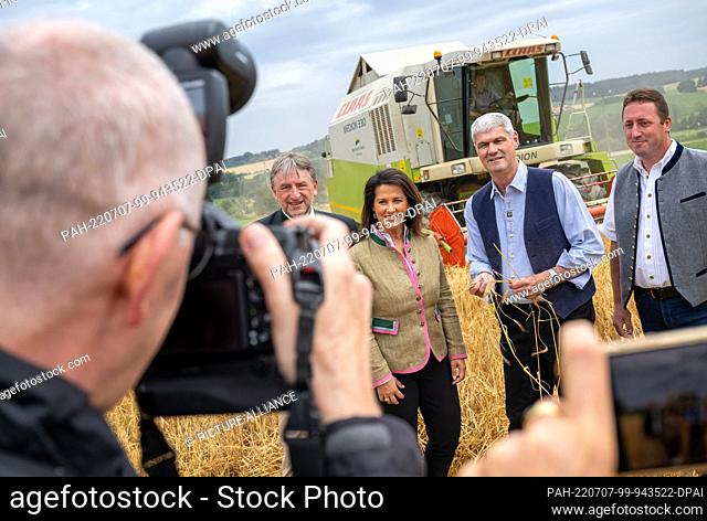07 July 2022, Bavaria, Lengdorf: Günther Felßner (l-r), Deputy President of the Bavarian Farmers' Association, Michaela Kaniber (CSU), State Minister for Food
