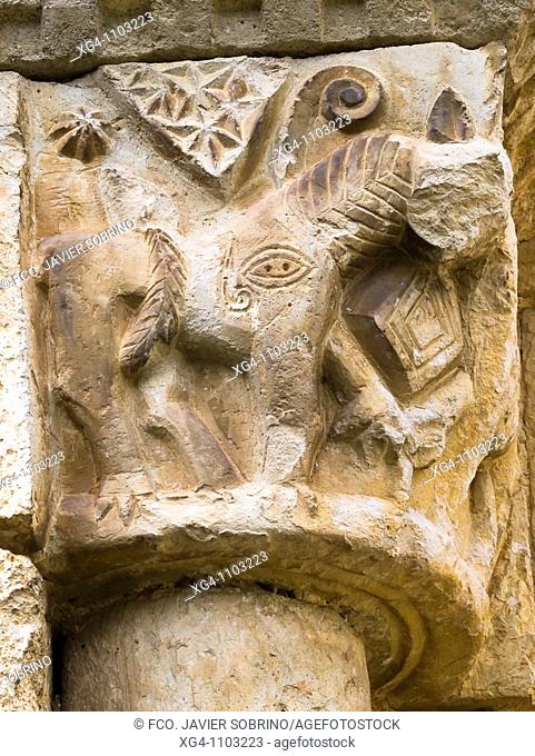 Escultura de ejecución rudimentaria representando un caballo en uno de los capiteles de la portada de estilo románico de la iglesia de San Pedro - Condado -...