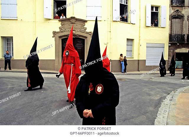 MEN IN RED OR BLACK HOODS CAPARUTXA, PROCESSION DE LA SANCH, THE PASSION OF CHRIST, GOOD FRIDAY, PERPIGNAN, PYRENEES-ORIENTALES 66, FRANCE