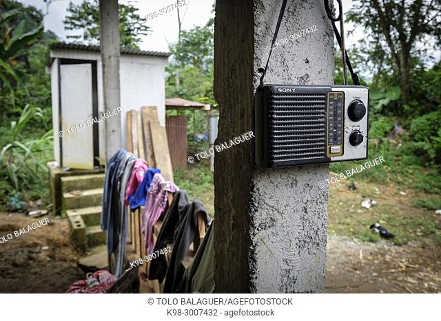 radio en una cabaña, Lancetillo - La Parroquia, Franja Transversal del Norte , departamento de Quiché, Guatemala