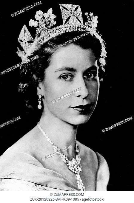 Nov 1, 1952 - Londres, Inglaterra, Reino Unido - Retrato de Comando de Su Majestad la Reina Isabel II. Primero desde la adhesión al trono