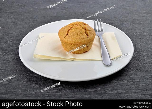 Muffin auf Teller und Schiefer - Muffin on plate and shale