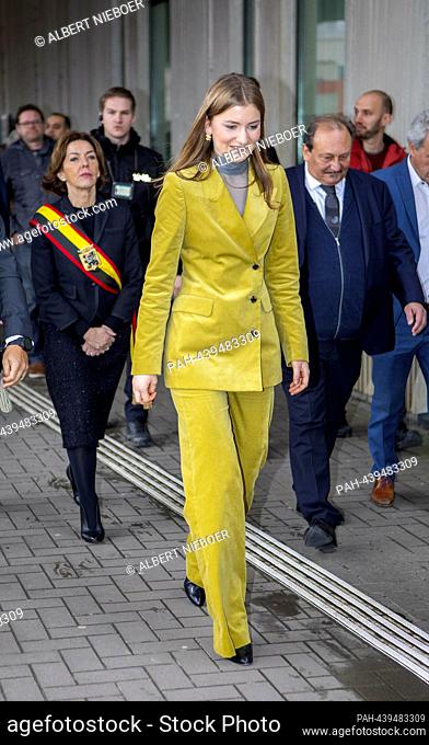 Crown Princess Elisabeth de Bélgica sale en el Hospital Infantil Princess Elisabeth en Gent, el 20 de diciembre de 2023, después de una visita y que abrió en...