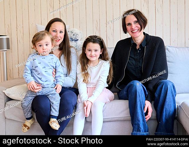 PRODUCTION - 03 March 2022, Berlin: Doula Denise Wilk (r sitting next to part of the Landes family: Maximilian 1 year old, mother Nina and Vicky, 8 years old