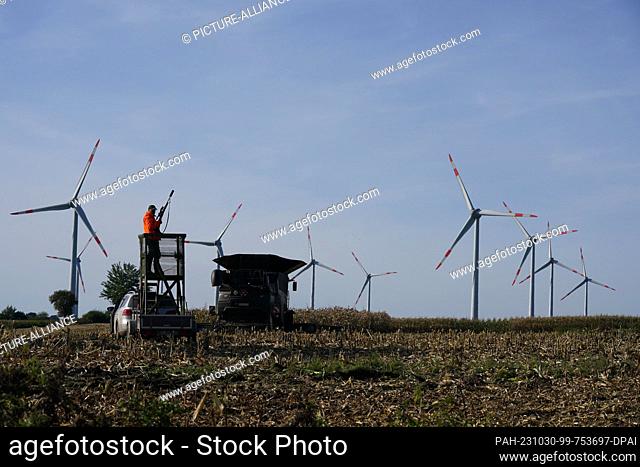 PRODUCTION - 18 October 2023, Schleswig-Holstein, Dissau: Hunter Tom Rosteck stands with his rifle on a mobile raised hide at the edge of a cornfield during the...
