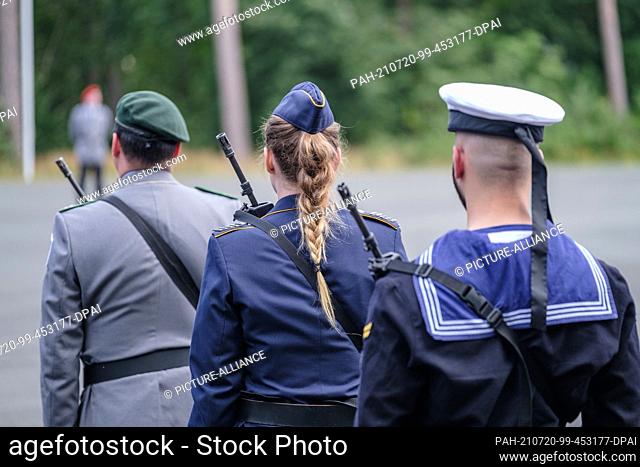 20 July 2021, Lower Saxony, Nienburg: Soldiers stand in formation during the pledge ceremony of volunteer recruits and recruits without Bundeswehr experience