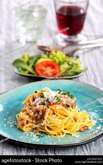 Spaghetti Carbonara auf einem blauen Teller