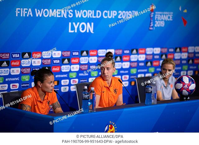 06 July 2019, France (France), Décines-Charpieu: Football, women: World Cup, national team, Netherlands, final press conference: Sarina Wiegman (r-l)