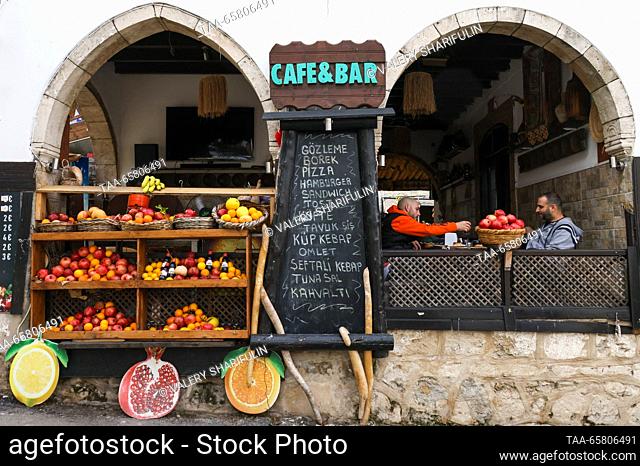 CYPRUS, FAMAGUSTA - 15 de diciembre de 2023: Un café y un bar en el pueblo de Bellapais. The Turkish Republic of Northern Cyprus is a de facto state declared...