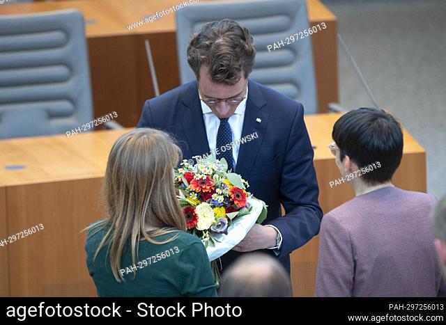 Hendrik WUEST, WÃ-st, CDU, Minister President of the State of North Rhine-Westphalia, receives the congratulations from Verena SCHAEFFER, SchÃ-ffer