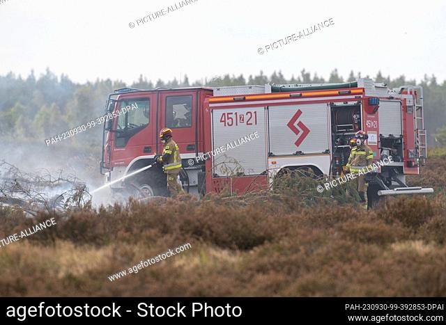 30 September 2023, Mecklenburg-Western Pomerania, Torgelow: Polish firefighting and civil protection units extinguish a forest fire during an exercise to...